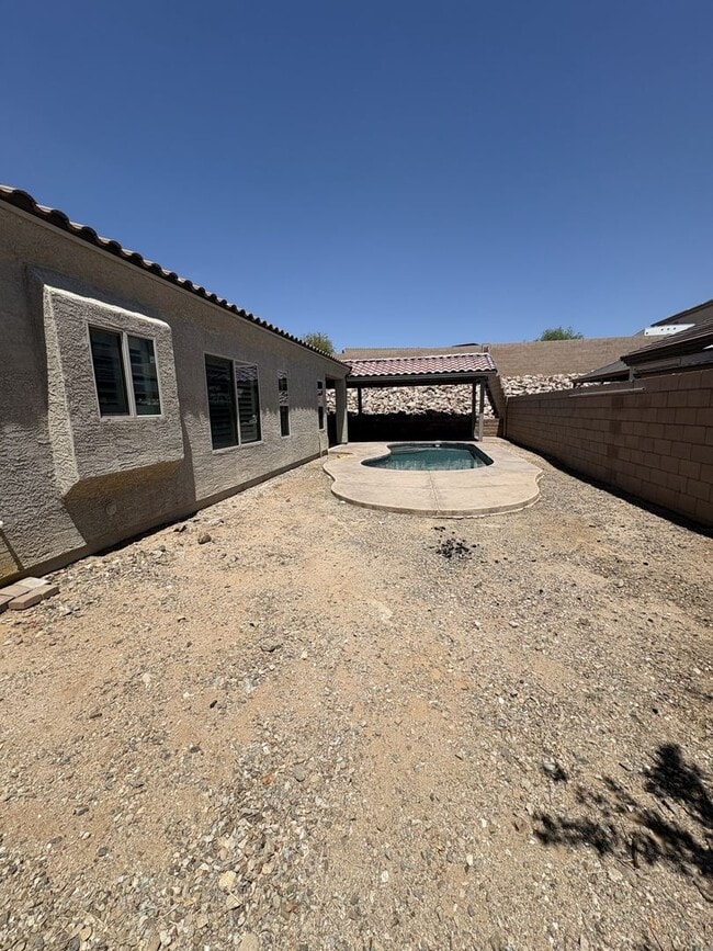 Building Photo - 4 bedroom plus Den 3 car garage with sparkling pool Vail School District