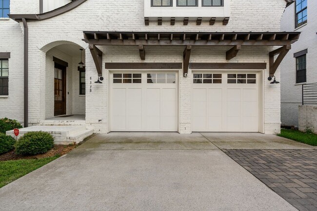 Building Photo - **LIKE-NEW, HIGH-END EXECUTIVE HOME WITH I...