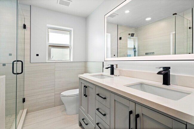 Building Photo - 1100 Basswood Pl