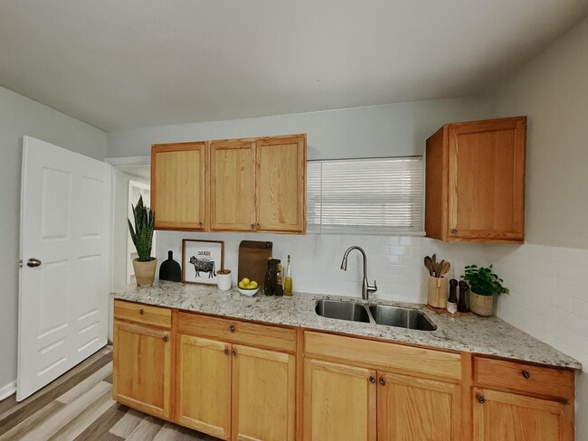 Building Photo - 3BR/1.5BA Home in Jacksonville FL w/ Spaci...