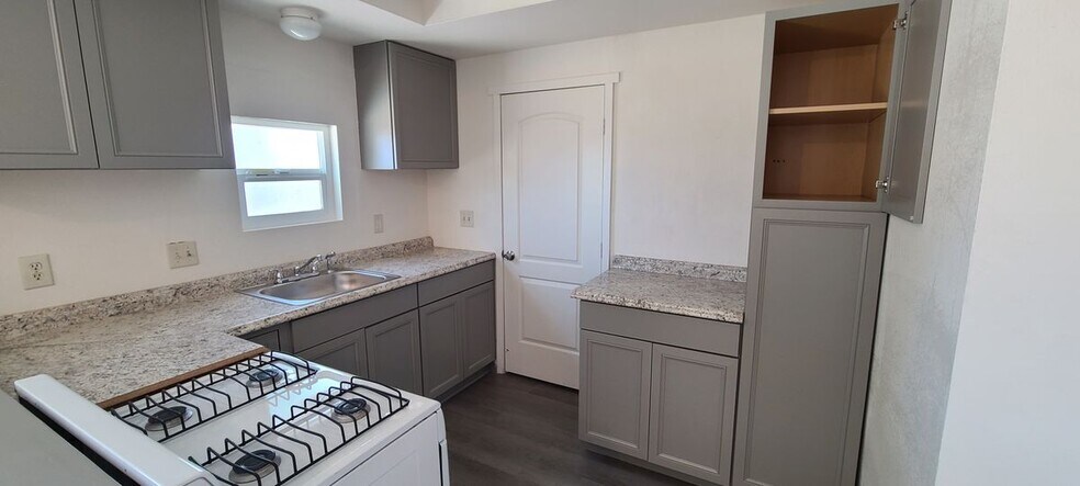 Building Photo - 421 Royal Cir