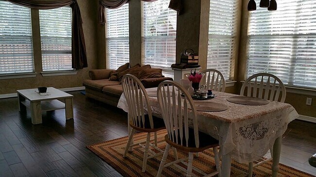 Building Photo - 3 Candle Pine Pl