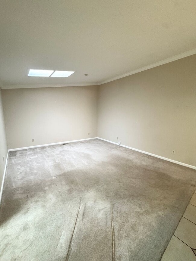 Building Photo - THREE BEDROOM TWO BATH  HOME in the Pocket...