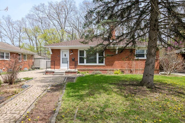 Building Photo - 1427 Woodland Dr