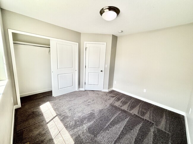 Building Photo - 153 E Brushy Canyon St