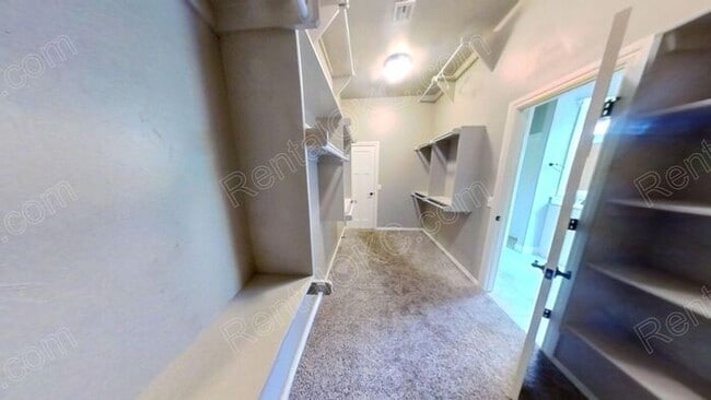 Building Photo - Super 4 bed 2 bath on the Southwest side.