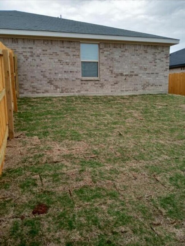 Building Photo - 129 Wind Ridge Dr