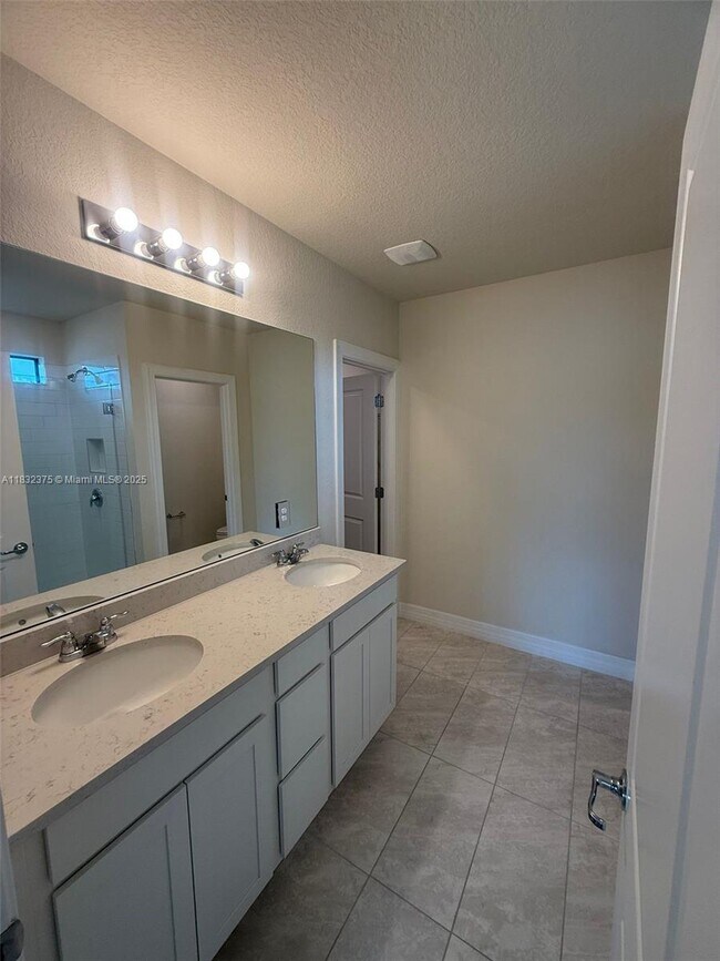 Building Photo - 3141 Tamarind Dr