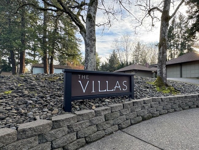 Building Photo - Updated 3-Bed Duplex Offering Space, Style & Convenience!!