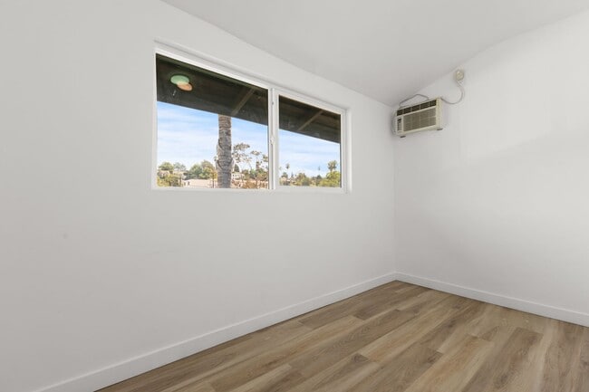 Building Photo - This spacious 1 bedroom, 1 bathroom apartm...