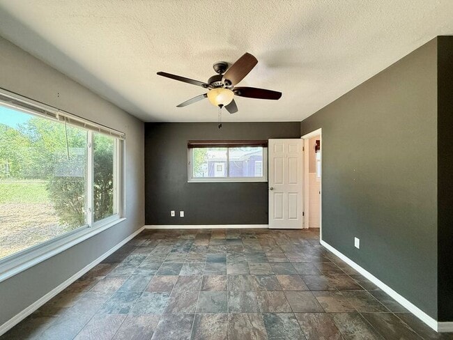 Building Photo - 2565 Granada Cir W