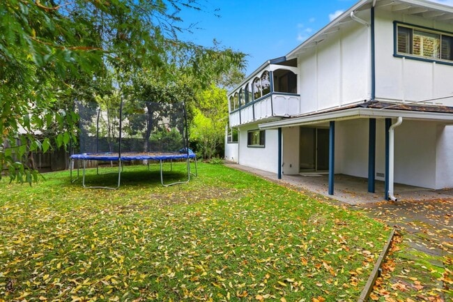 Building Photo - 2010 Santa Cruz Ave