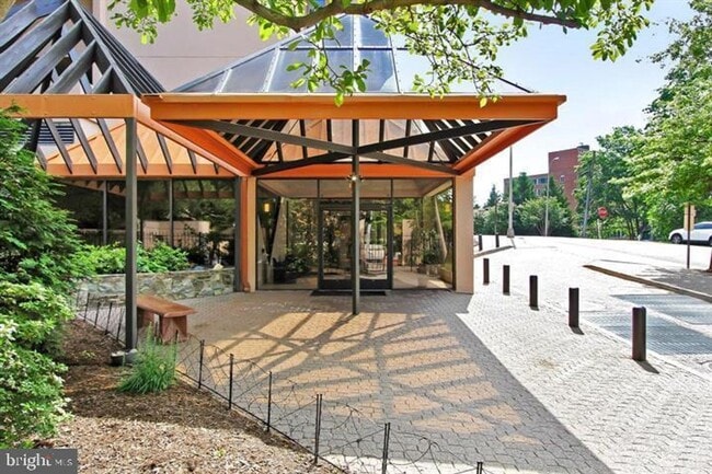 Building Photo - Courthouse Condo just steps away from Metro