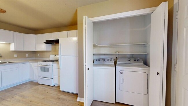 Building Photo - 805 San Pedro Dr