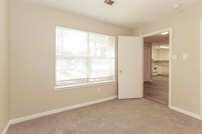 Building Photo - 16360 Hidden River Ct