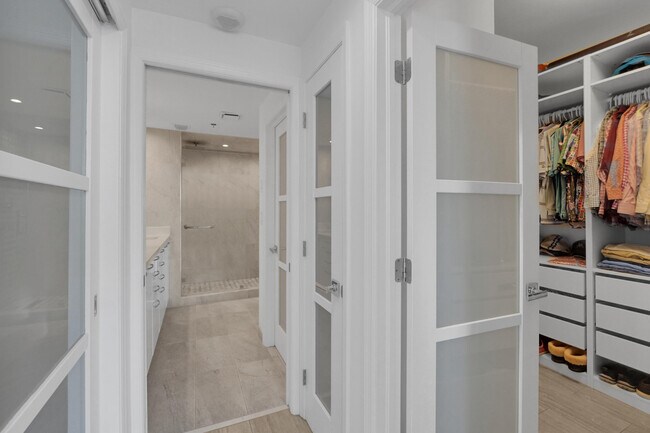 Building Photo - 4114 W Palm Aire Dr