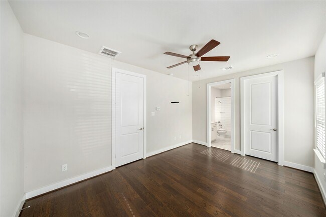 Building Photo - 420 W 28th St