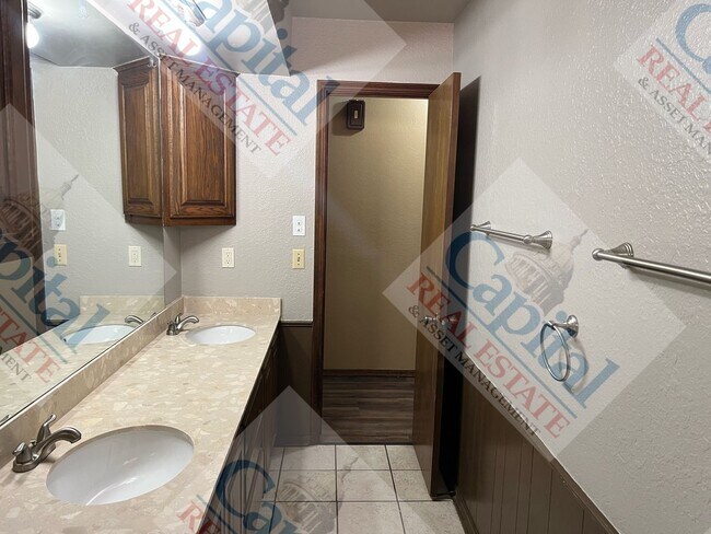Building Photo - Spacious 4 Bedroom
