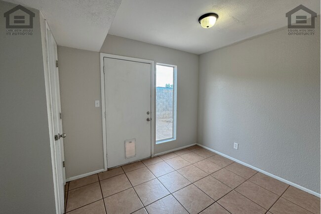 Building Photo - 1765 E Pepper Cir