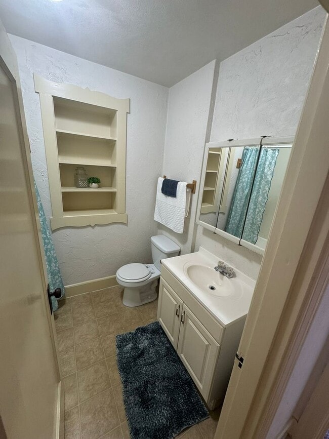 Building Photo - Available now 2 bed/1 bath