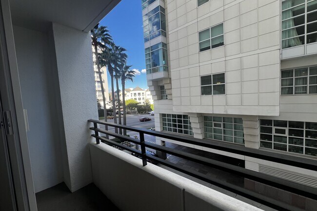 Building Photo - 10390 Wilshire Blvd