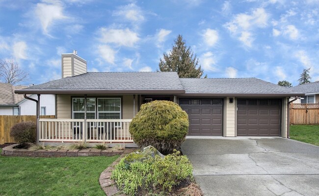Building Photo - Bright Beautiful Home with huge fenced bac...
