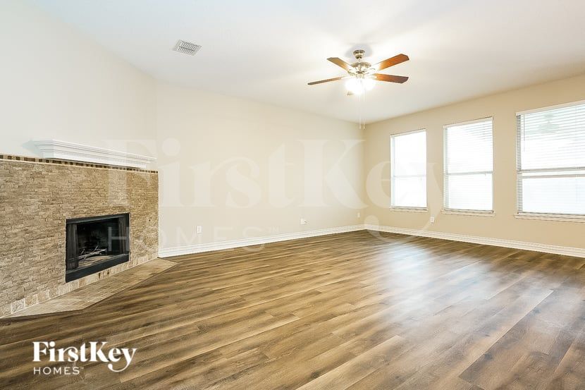 Building Photo - 401 Deer Lake Dr