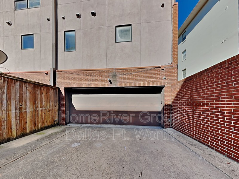Building Photo - 2914 Woodside St