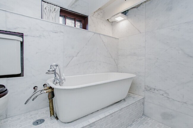 Building Photo - 622 W Briar Pl