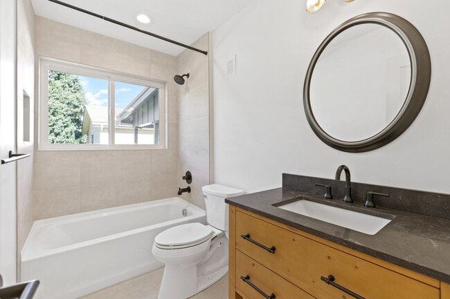 Building Photo - Incredible 4 bedroom Home in Southeast Denver