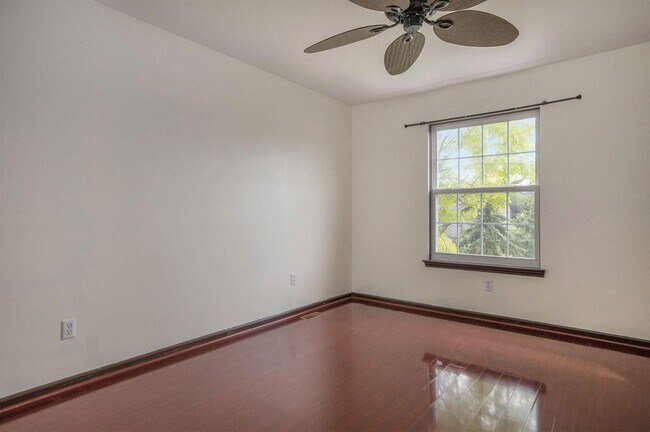 Building Photo - 3088 Village Cir