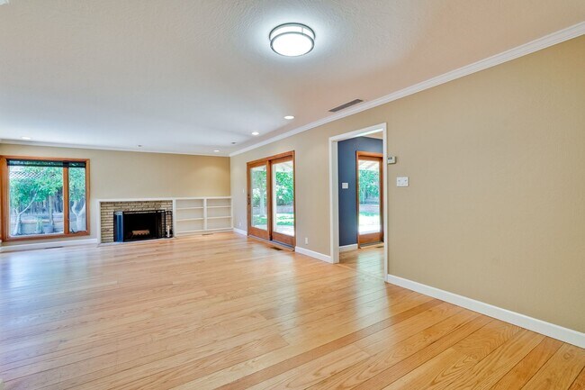 Building Photo - Excellent 3 Bedroom 2 Bath In A Great Neig...