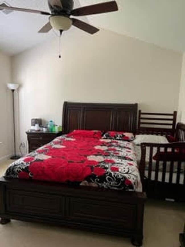 Building Photo - Charming updated 3 bedroom and 2.5 bath To...