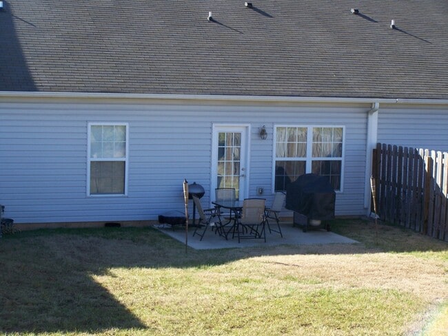 Building Photo - 2 bed, 2 bath, 2 car garage ranch style to...