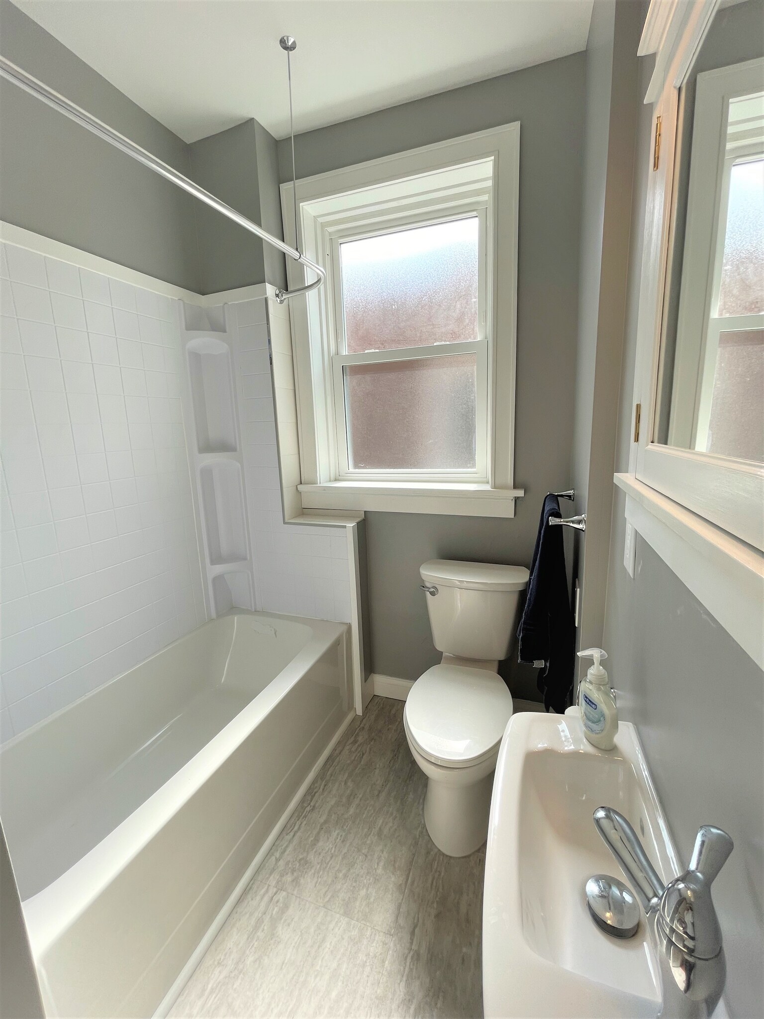 Building Photo - 4927 Lindenwood Ave