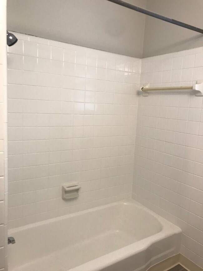 Building Photo - 1662 Vista Ln