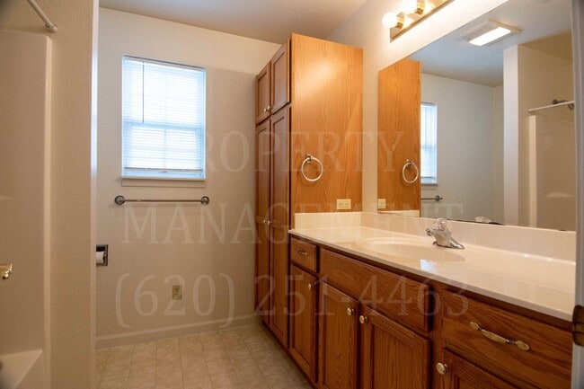 Building Photo - 2 Bedroom 2 Bath