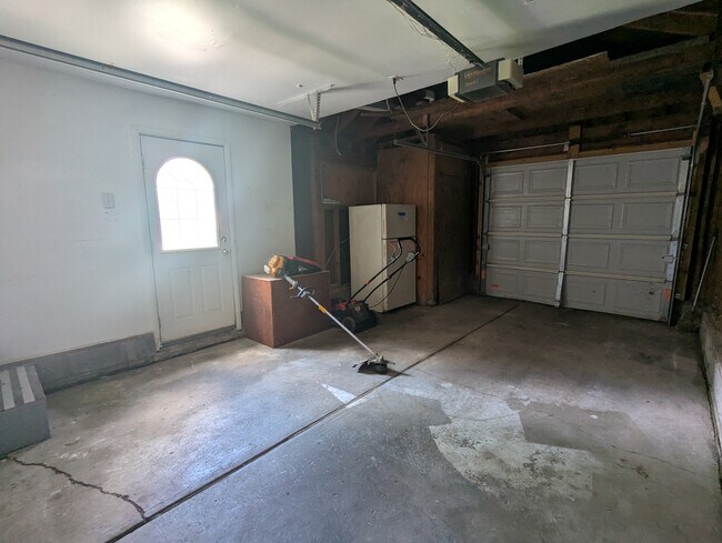 Garage - 18407 Lennane