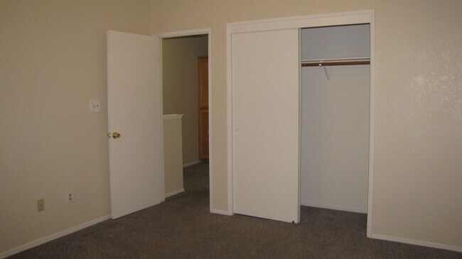 Building Photo - Condo in South West Bakersfield Private Co...