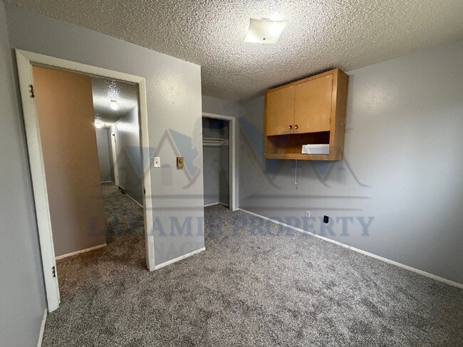 Building Photo - 4 Bed 1.5 Bath Townhouse Style Apartment
