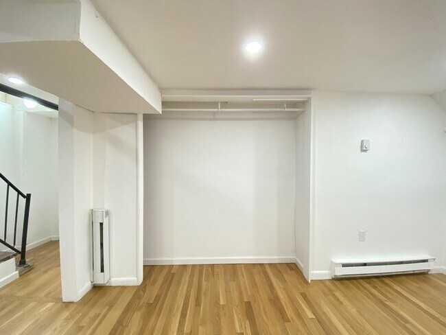 Building Photo - 686 Parker St