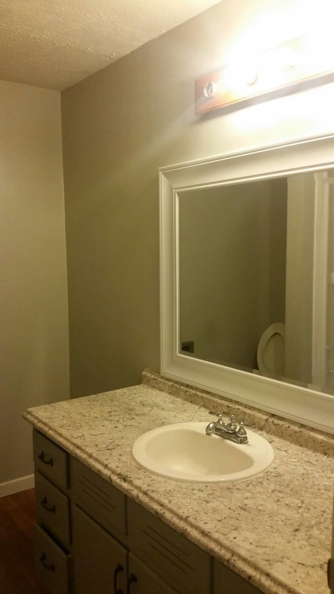 Building Photo - 318 N Country Club Dr