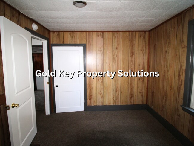 Building Photo - Cute 2 BR 1 BA House with Enclosed Porch a...
