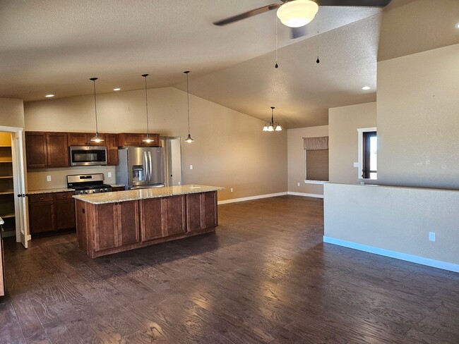 Building Photo - ALL PROSPECTIVE TENANTS MUST SUBMIT A $58 ...