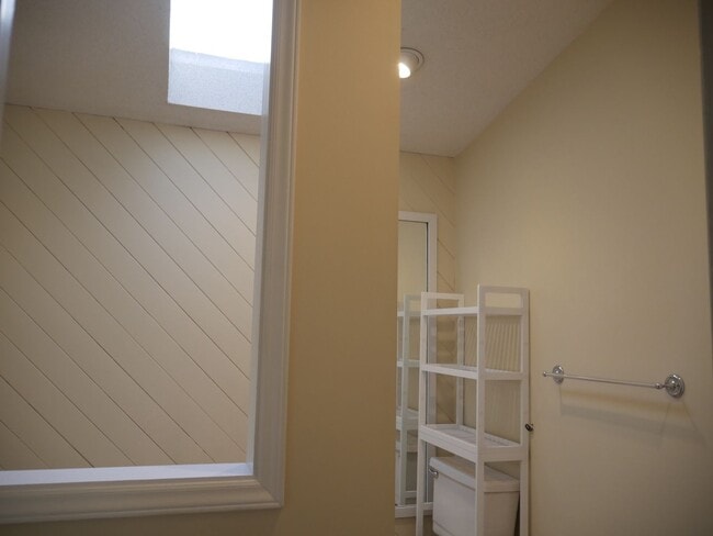 Building Photo - Tow level living