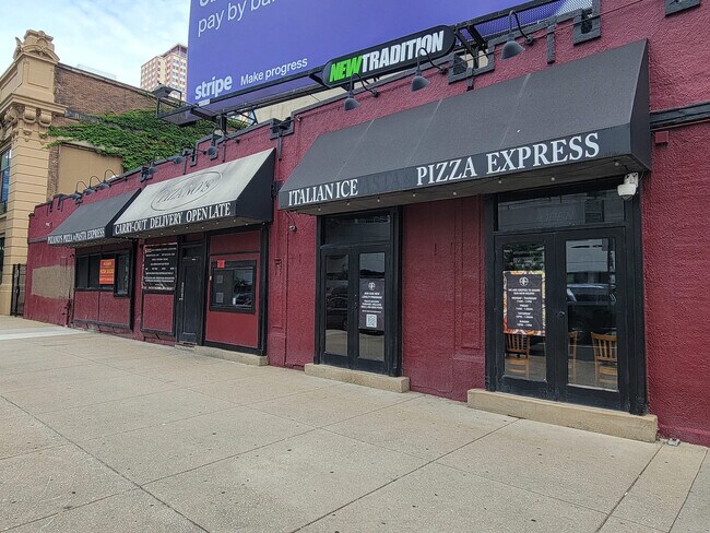 Building Photo - 823 N Clark St