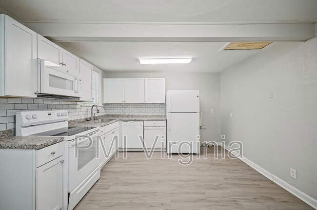Building Photo - 3407 Essex Cir