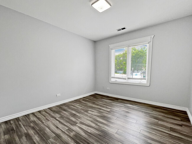 Building Photo - 24W500 Seabrook Ct