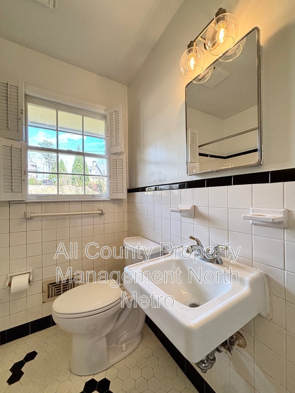 Building Photo - 1273 Becket Dr NE