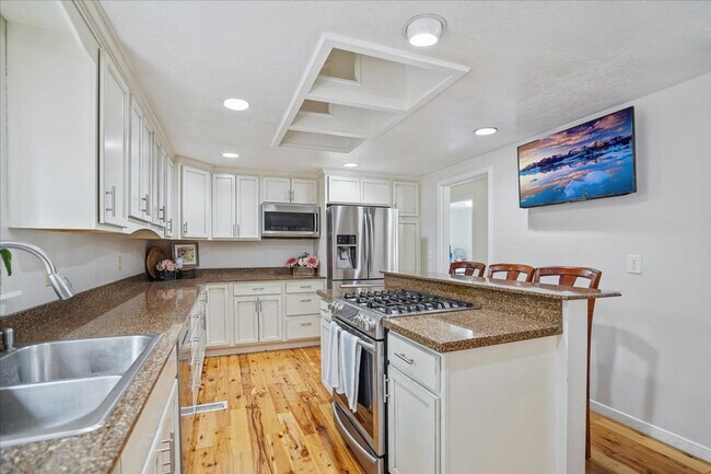 Building Photo - 540 Crestview Dr